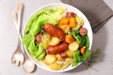 Sosis ve sebze kasede.