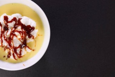 Siyah arka planda yüzen ada