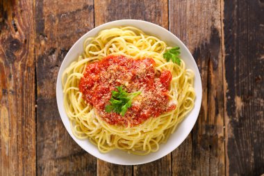 Domates soslu ve parmesanlı spagetti.