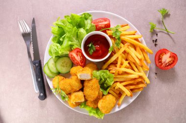 Tavuklu nugget, patates kızartması ve sebze salatası.