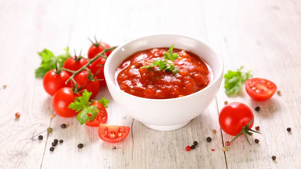 Tomatensauce Und Zutaten Und Kräuter — Stockfoto