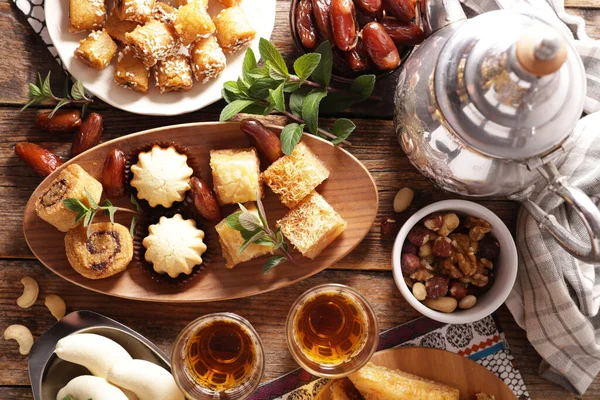 Doğulu hamur işi ve nane çayı karışımı.