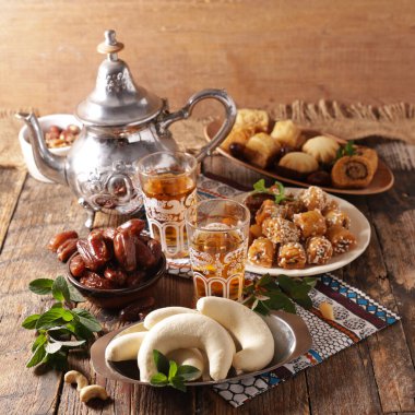 Tarihi, pastası ve nane çayı olan doğu baklavası.