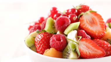 Bir kase karışık meyve salatası