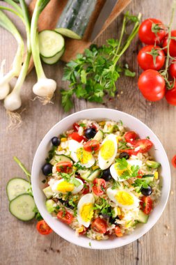 Pirinç, yumurta ve domatesli sebze salatası