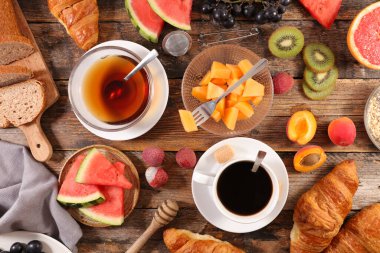 Kahvaltı - çay, kahve, meyve ve ekmek