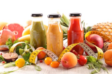 Şişe içindeki meyve suyu.