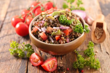 Domates, soğan ve avokadoyla mercimek salatası.