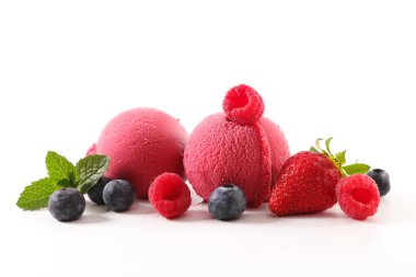 dondurma ve meyveler beyaz arka planda izole