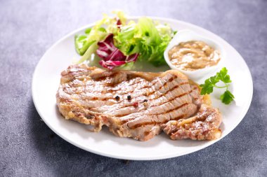 Marul ve soslu ızgara biftek fileto.