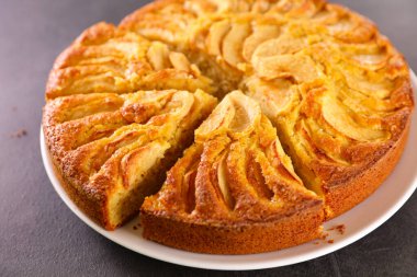 Ev yapımı elmalı turta ve dilimler.