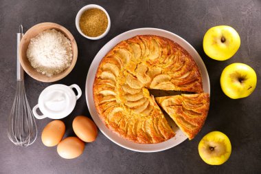 Ev yapımı elmalı turta ve malzemeler.
