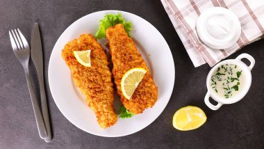 Kızarmış balık ve limon.