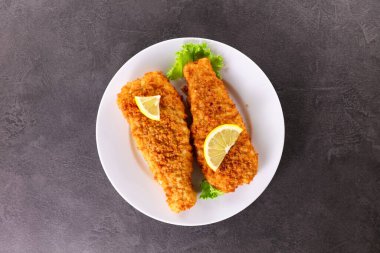 Kızarmış balık ve limon.