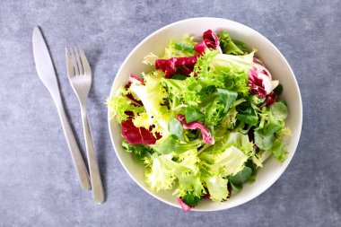 Bir kase taze marul yaprağı.