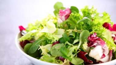 Bir kase taze marul yaprağı.