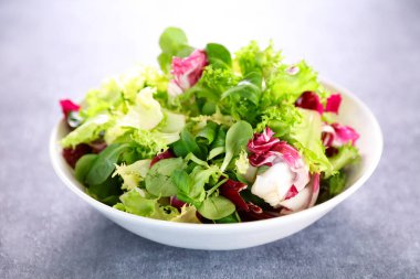 Bir kase taze marul yaprağı.