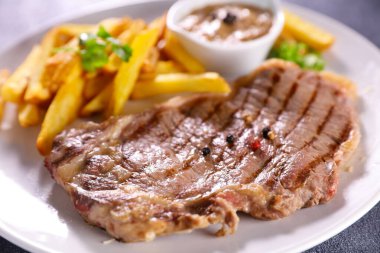 Kızarmış biftek ve patates kızartması.