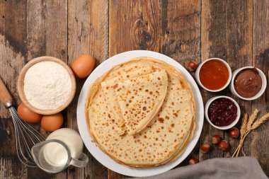 Çikolata ve reçelli krep yığını