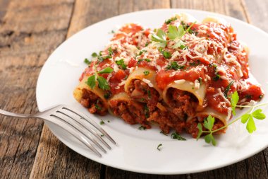 Canelloni- kıymalı makarna, domates sosu ve peynirli
