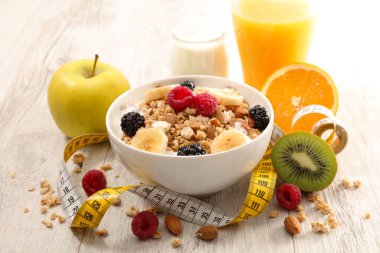 Mısır gevreği, süt ürünü ve meyveli sağlıklı bir kahvaltı.