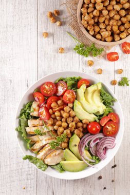 Tavuk ve sebze salatalı Buda kasesi.