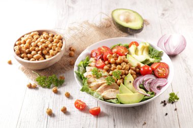 Tavuk ve sebze salatalı Buda kasesi.