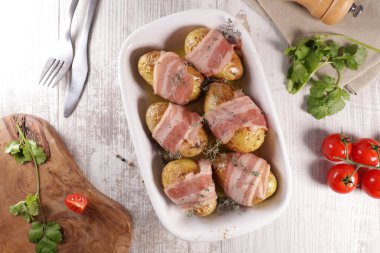 Bacon manzaralı fırında patates.