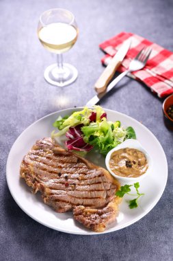 Sos ve marullu biftek fileto.