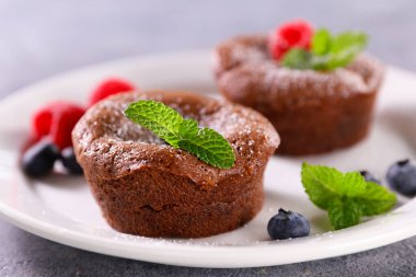 çikolatalı pasta ve meyveli