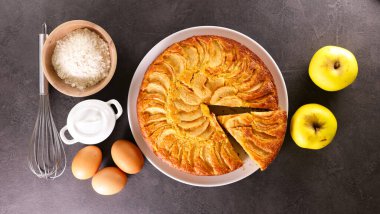 Elmalı turta ve malzeme- üst görünüm