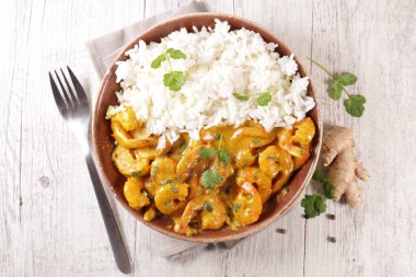 Krema ve köri ile pişirilmiş karides. 