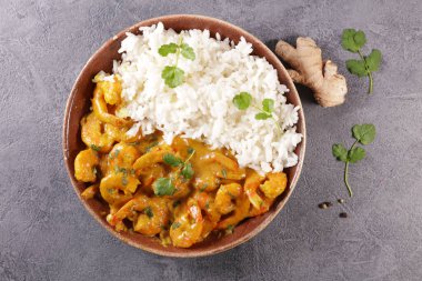 Krema ve köri ile pişirilmiş karides. 