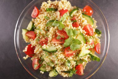 Tabbouleh veya karışık makarna salatası