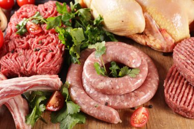 Etli, sosisli, kıymalı, tavuklu.