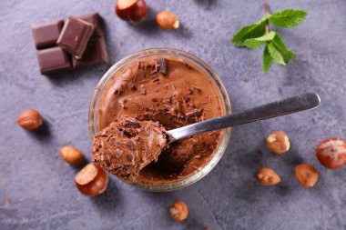 Lezzetli çikolatalı mus ve fındık