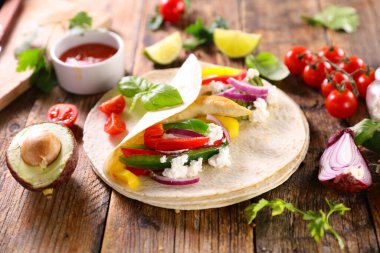 Sebzeli ve tavuklu fajita.