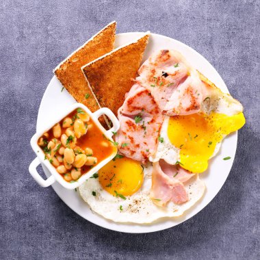 Yumurtalı İngiliz kahvaltısı, pastırma ve tost.