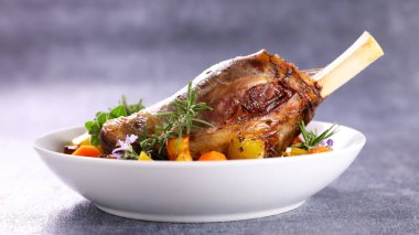 Kızarmış kuzu pirzola ve sebze