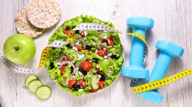 Diyet gıda kavramı. Dambılı sebze salatası.