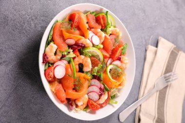 Füme somon salatası, karides, turp, avokado.