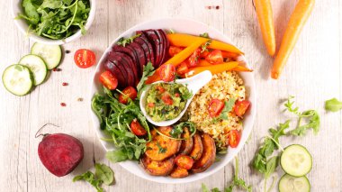 Buda kasesi ve taze malzeme.