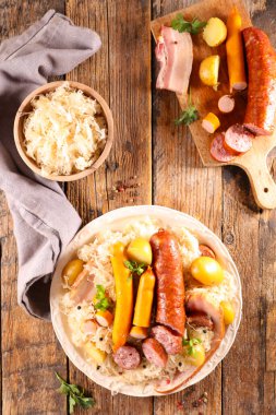 Sosisli ve patatesli lahana