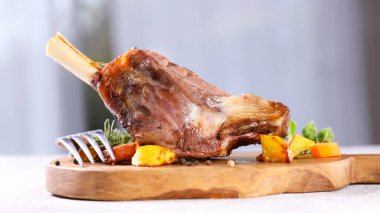 Kızarmış kuzu budu ve patates.