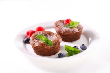 çikolatalı pasta ve meyveli