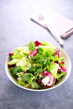 Bir kase karışık salata.