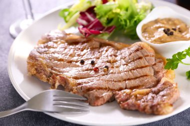 Izgara biftek ve biber sosu.