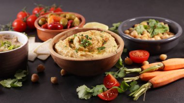 Humus, pide ekmeği ve sebze.