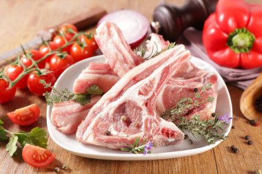 çiğ kuzu pirzolası ve malzeme