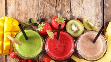 Taze meyveli meyve suyu.